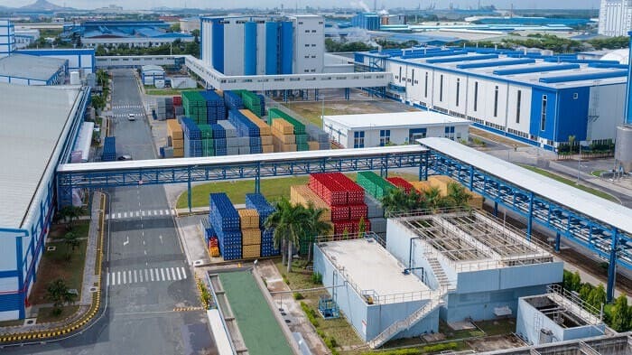 Nhà máy bia hiện đại với hệ thống kho bãi và xử lý nước thải
