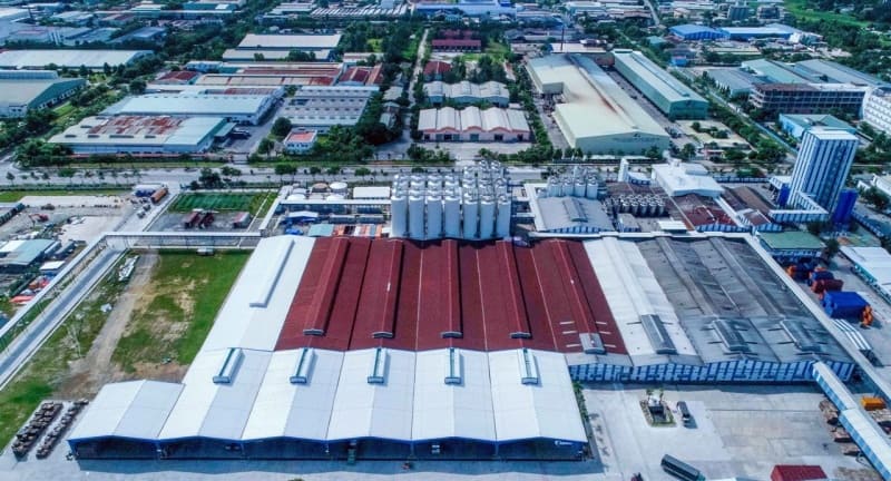 Nhà máy bia công suất lớn với hệ thống silo lưu trữ nguyên liệu