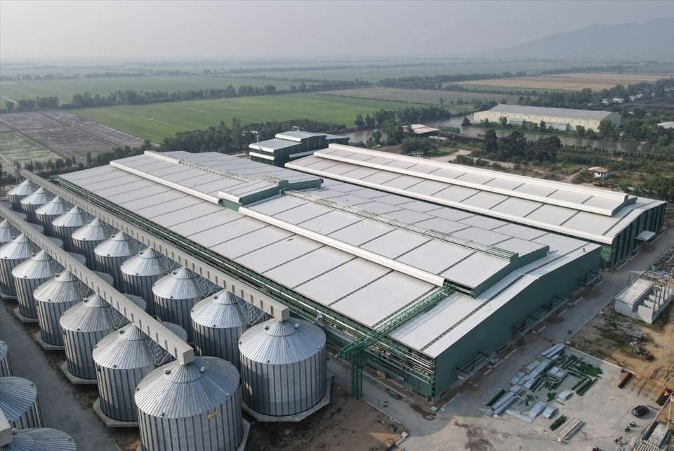 Nhà máy gạo kết hợp silo bảo quản hiện đại