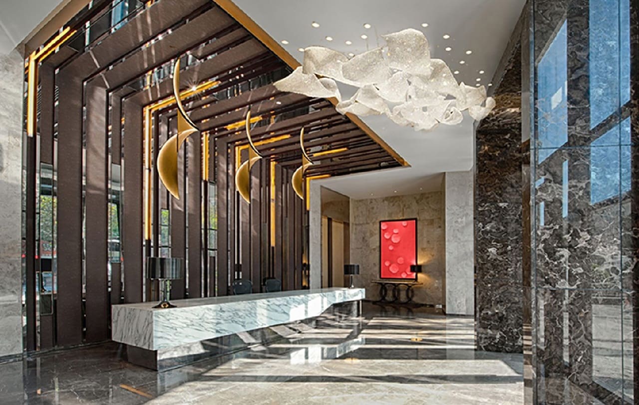 Không gian sảnh khách sạn hiện đại với chất liệu đá marble cao cấp, kết hợp trần cao thoáng đãng và hệ thống đèn nghệ thuật mang đến vẻ đẹp sang trọng và khác biệt.