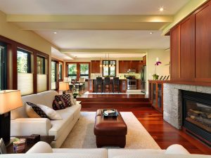 Phòng khách liền bếp ấm cúng với chất liệu gỗ tự nhiên
