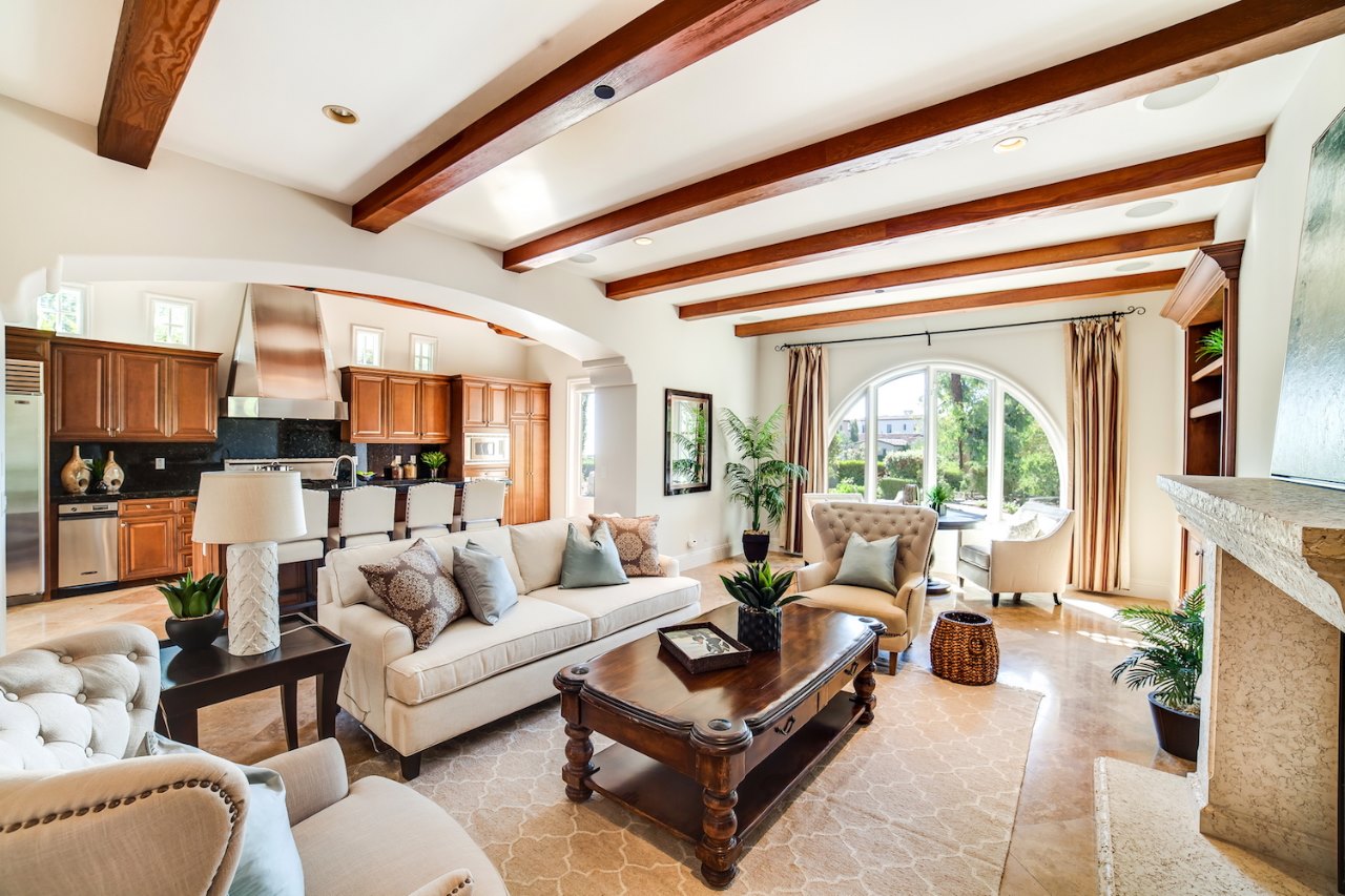 Không gian sống mở liền kề bếp và phòng khách