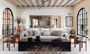 Thiết kế pha cổ điển với khung cửa vòm sắt đen