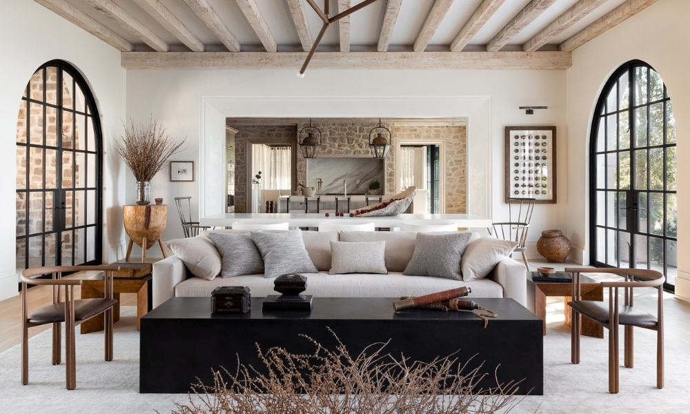 Thiết kế pha cổ điển với khung cửa vòm sắt đen