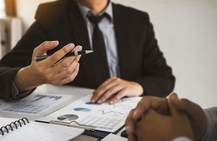 Trao đổi với khách hàng