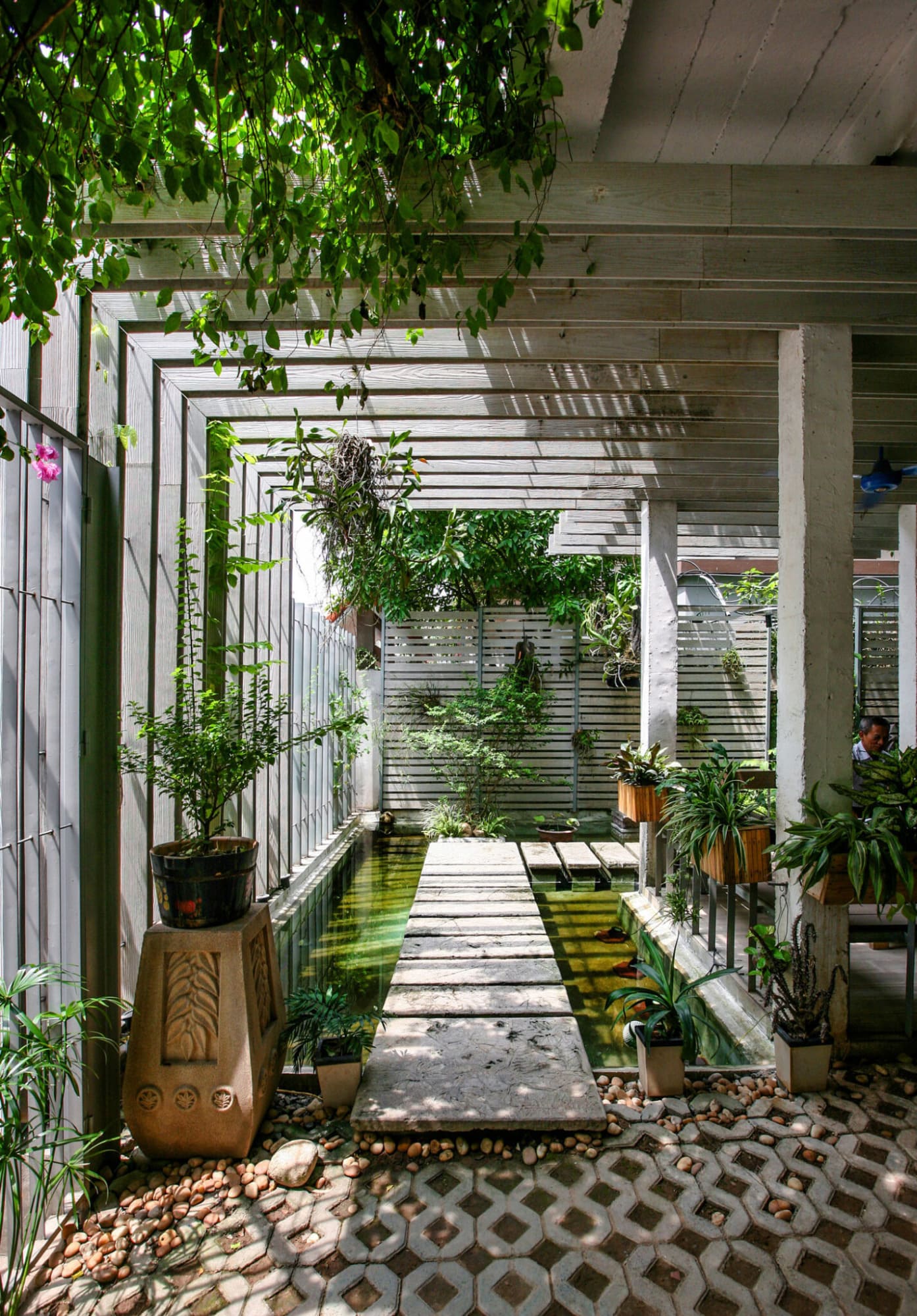 Văn phòng công ty cảnh quan Mein Garten - Lối vào qua một mặt nước