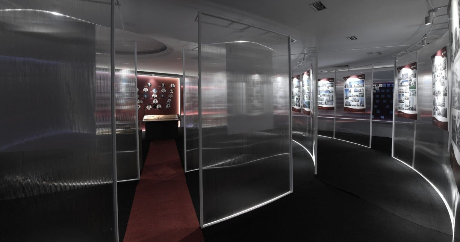 Không gian được phân cách bằng các lớp tường polycarbonate trong mờ