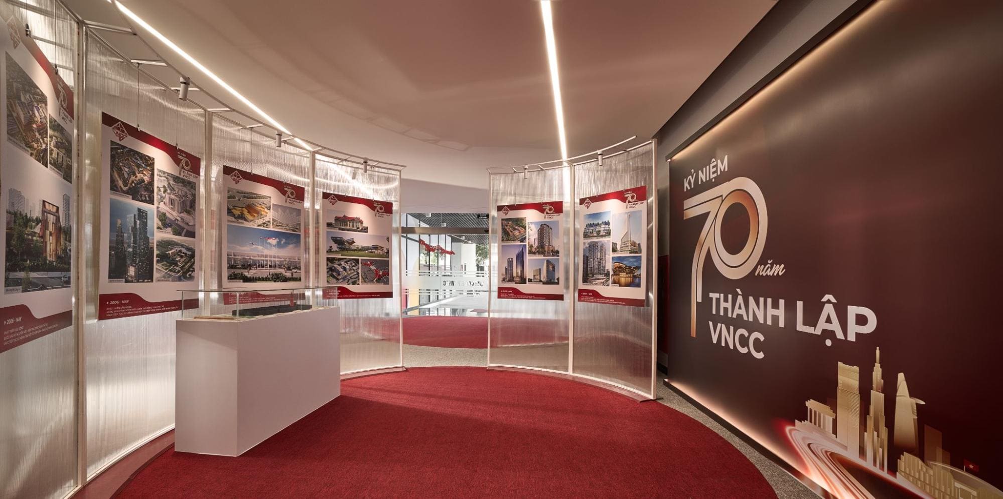 Không gian mềm mại được hình thành từ khung thép sơn tĩnh điện và các tấm polycarbonate